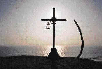 Una cruz y una costilla de ballena (la otra fue robada) señalan la Punta de Carhuas.
