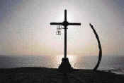 A cross and one whale rib (the other one was stolen) mark the heights of Punta Carhuas. 