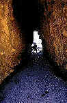 Un túnel natural que comunica una playa con el espacio debajo del gran arco de La Catedral, en Paracas. 