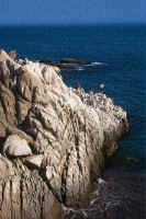 Los acantilados de granito, cubíertos por guano blanco, contrastan con las azules aguas de Boyóvar.