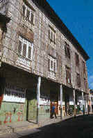 Céntrica calle de Tumbes con casonas de quincha y madera de guayacán.