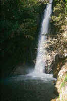 Una de las varias cascadas que se encuentran a la vera del camino.  Nadie puede resistirse a sus frescas y limpias aguas.