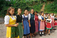 Niñas con alegres y coloridas vestidos, a la usanza Tirolese.
