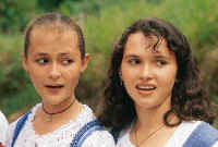 Imagen de dos simpáticas jovencitas captadas en el ensayo de coro.