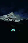 Iluminados por la luna llena en el campo base del nevado Annapurna (8,091 m.s.n.m.) © Ernesto Málaga
